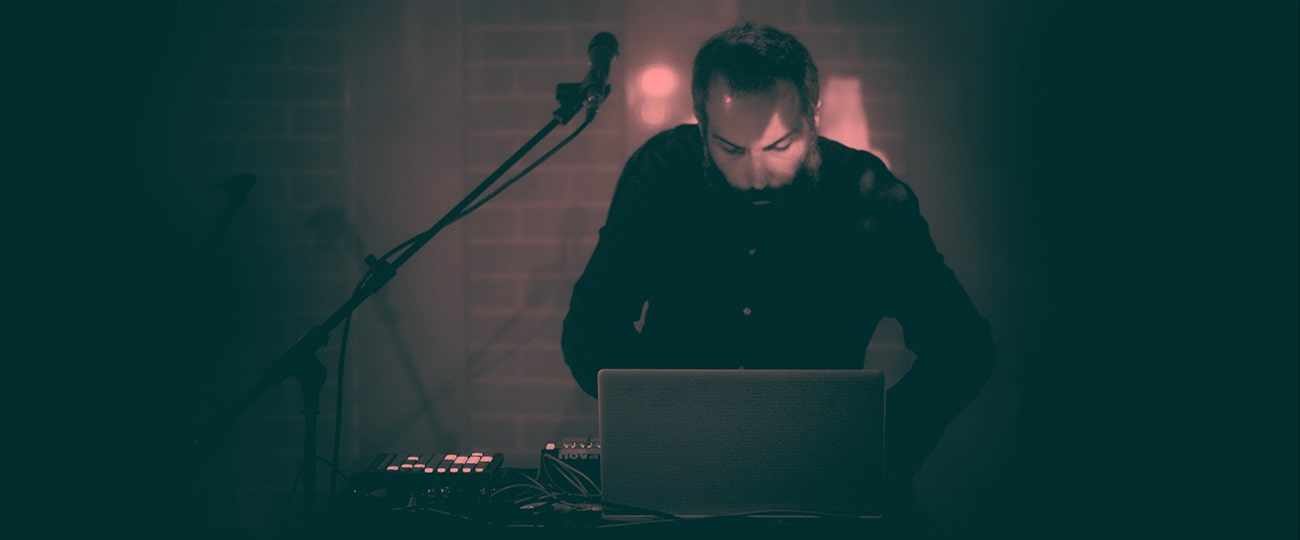 Makan Ashgvari performing on a DJ set